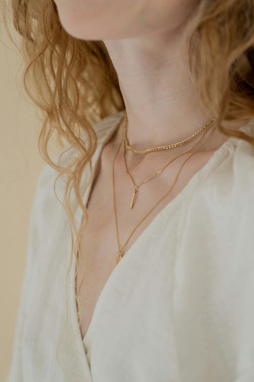 7 Tips on How to Layer Dainty Necklaces
